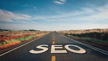 SEO ist noch relevant, angesichts von KI-Chatbots ändert sich die Optimierung von Websites.