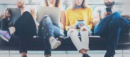 Personen surfen im Internet, was passiert mit den Nutzerdaten?